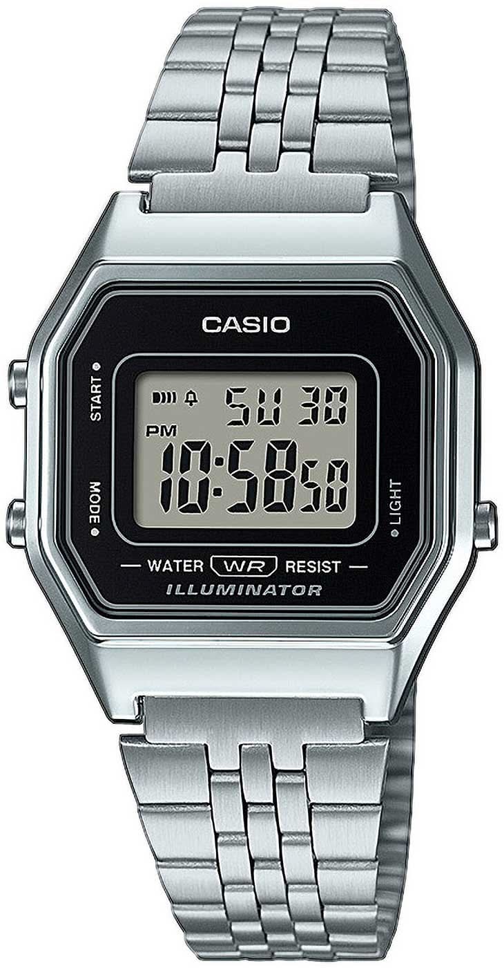 Reloj digital Casio con correa de metal plateada, caja octogonal y pantalla digital