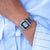 Reloj digital Casio en la muñeca con correa de metal plateada y pantalla digital
