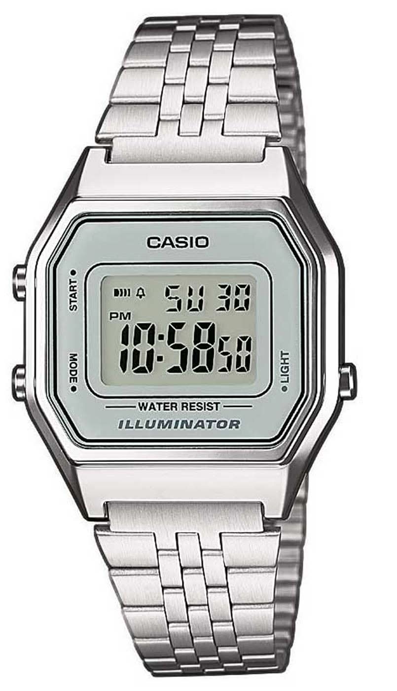 Reloj digital plateado con correa de metal y pantalla LCD rectangular