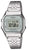 Reloj digital plateado con correa de metal y pantalla LCD rectangular