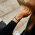 Reloj Casio para mujer en la muñeca, pulsera de metal dorada, pantalla rectangular