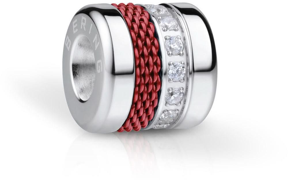 Charm de acero inoxidable con banda trenzada roja y detalles de pedrería en el anillo