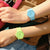 Reloj de mujer con pulsera de plástico azul y reloj de mujer con pulsera de plástico verde en la muñeca
