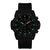 Reloj de hombre con esfera oscura y marcadores luminosos verdes, correa con revestimiento negro