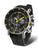 Reloj de hombre con esfera negra, detalles amarillos y correa ancha de cuero