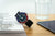 Reloj de buceo Casio en correa negra, caja plateada con bisel azul y rojo