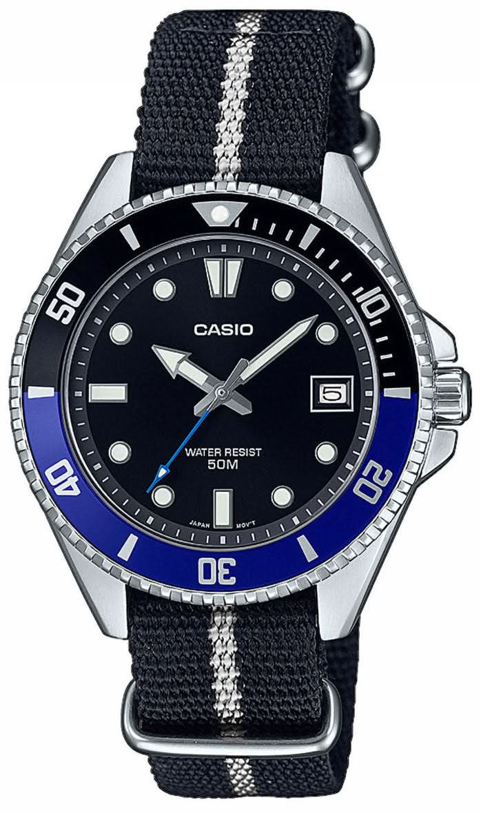 Reloj de buceo Casio con esfera azul oscuro, bisel giratorio y correa de nailon azul oscuro/blanco