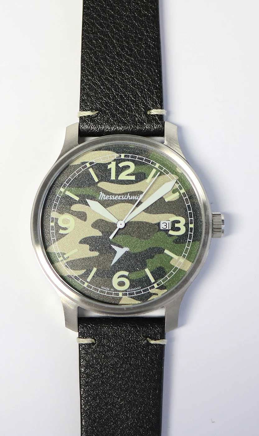 Pulsera de hombre con caja plateada, correa de cuero negra y esfera de camuflaje