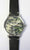 Pulsera de hombre con caja plateada, correa de cuero negra y esfera de camuflaje