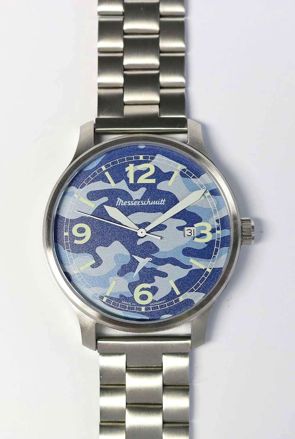 Reloj de hombre con esfera azul camuflada y pulsera de metal plateado