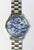Reloj de hombre con esfera azul camuflada y pulsera de metal plateado