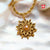 Collar con cadena de eslabones dorados y colgante de sol con piedra marrón