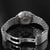 Vista trasera del reloj para hombre con tapa trasera abierta y mecanismo visible