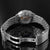 Pulsera de hombre, parte inferior: fondo de caja con ventana transparente y correa de acero inoxidable