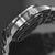 Pulsera para hombre: vista lateral con corona estriada y caja de acero inoxidable