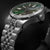 Pulsera de hombre con esfera verde, bisel plateado y correa de acero inoxidable.