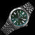 Pulsera de hombre con esfera verde, manecillas plateadas y correa de acero inoxidable, vista lateral.