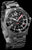 Pulsera de hombre de frente, esfera negra con detalles rojos y correa de metal plateado