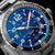 Marc and Sons Reloj para hombre con esfera azul, manecillas rojas y caja de acero.