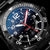 Reloj de buceo con esfera azul, segundero rojo y bisel negro