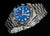 Reloj de hombre en la muñeca, esfera azul, correa de acero plateado, bisel marcado