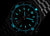 Pulsera de hombre con marcadores luminosos azules, esfera oscura, caja de metal