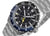 Reloj de hombre con esfera negra, índices árabes, bisel azul y correa de acero inoxidable