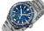 Reloj de hombre con esfera azul, correa de acero inoxidable y bisel negro, vista en ángulo