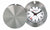 Reloj despertador de viaje Mondaine con tapa plateada abierta, caja redonda de metal y esfera blanca