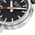 Vista detallada del reloj Mondaine Stop2Go: esfera negra con segundero naranja