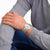 Reloj Mondaine para hombre en la muñeca, pantalla frontal con pulsera de acero inoxidable plateado
