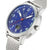 Reloj de hombre con esfera azul, manecillas, caja de metal y corona lateral
