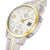 Reloj de hombre, vista lateral: bisel dorado, correa de titanio, esfera analógica