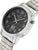 "Reloj de mujer con caja redonda plateada, esfera negra y corona"