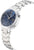 Vista lateral: reloj de pulsera plateado con esfera azul, corona y brazalete de metal