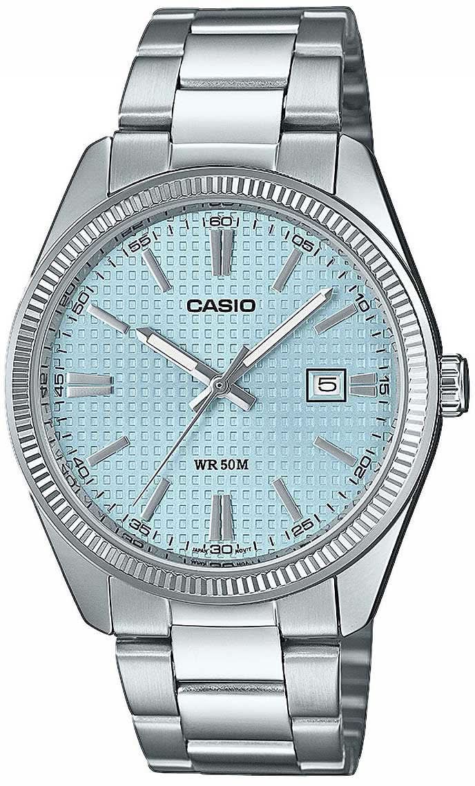 Reloj Casio para hombre con correa de metal plateada, esfera turquesa, fecha a las 3 en punto.