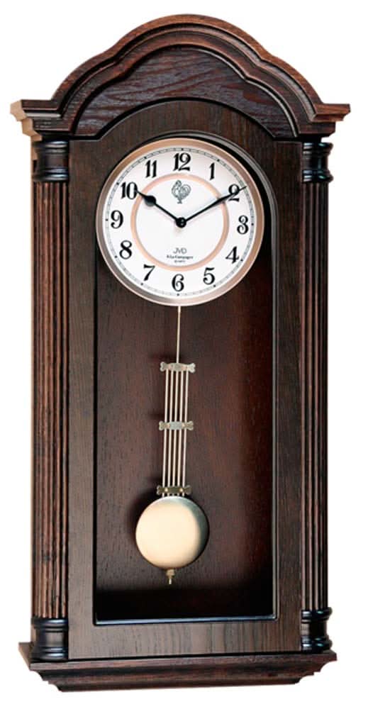 "Reloj de pared de madera oscura con esfera redonda y regulador de peso visible"