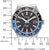 Reloj de hombre con esfera negra, bisel azul e manecillas analógicas