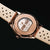 Vista de la caja de reloj Holzkern con grabado en la parte posterior y correa de cuero beige con perforaciones