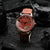 Pulsera de reloj Holzkern con correa de cuero marrón y agujeros perforados, esfera marrón anaranjada