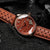 Pulsera de reloj Holzkern con correa de cuero marrón y agujeros perforados, esfera redonda