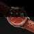 Pulsera de reloj Holzkern con marcadores luminosos verdes en la esfera y correa de cuero marrón