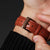 Pulsera de madera con correa de cuero marrón perforada