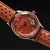 Pulsera de reloj Holzkern con correa de cuero marrón y agujeros perforados, esfera redonda