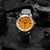 Reloj de pulsera para hombre con esfera naranja, correa de cuero negra y ventana de fecha