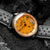 Pulsera de hombre con esfera naranja, correa de cuero gris con hilera de agujeros