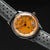 Reloj de pulsera para hombre con esfera naranja y correa de cuero gris, corona automática