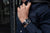 Pulsera de hombre en la muñeca con correa de cuero azul oscuro y caja redonda de acero inoxidable