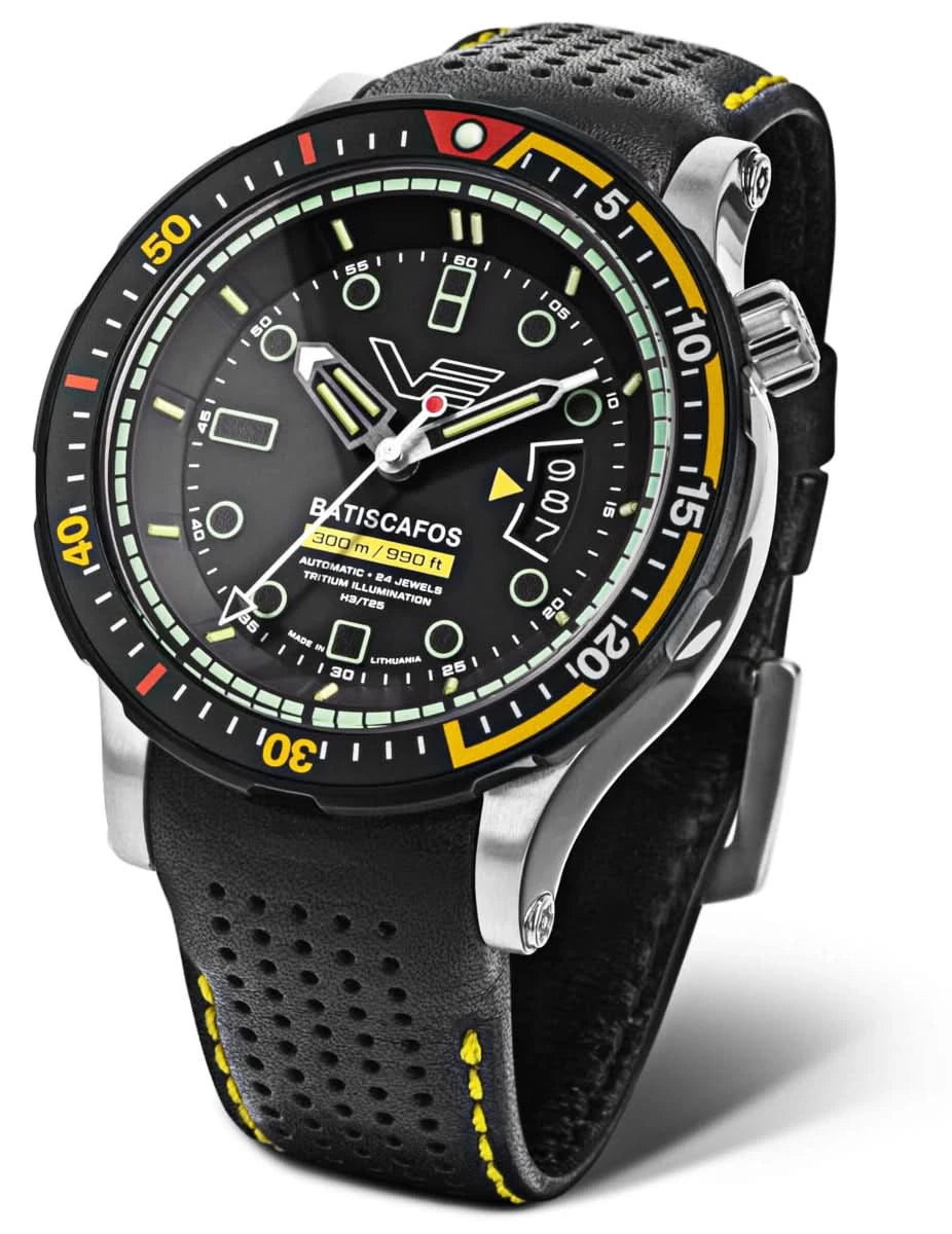 Reloj de hombre con esfera negra, bisel con detalles amarillos y correa negra perforada