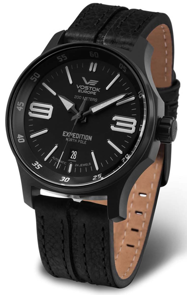 Reloj de hombre con esfera negra, manecillas negras y logotipo de Vostok Europe, correa de cuero